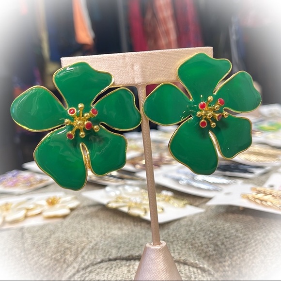 đź’•Beautiful Green Enamel Hibiscus Fashion Earrings Gold Toneđź’• - Picture 5 of 8